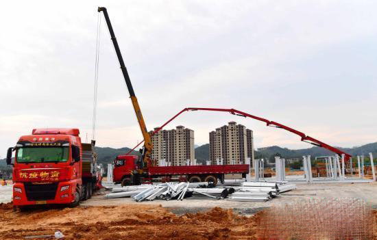 福建仙游加紧建设方舱临时隔离点，采用轻钢结构模块化制作