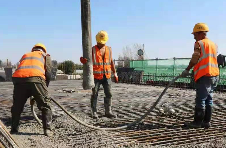 京深路立交桥首条匝道顺利贯通，京雄高速建设迎来关键节点