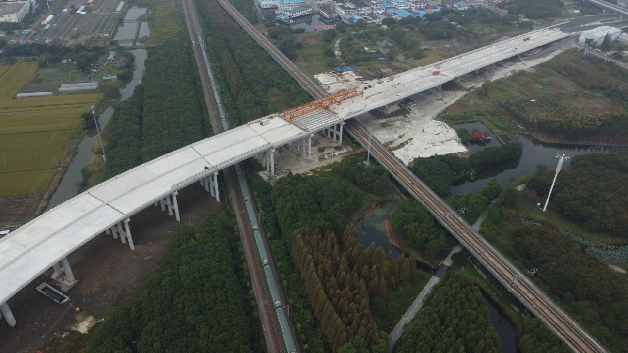 我国最繁忙的高铁线路之一，国内最大吨位V构转体桥主体工程贯通