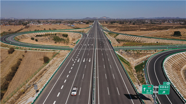 加快推进跨界骨干道路建设，京津冀构建立体交通网