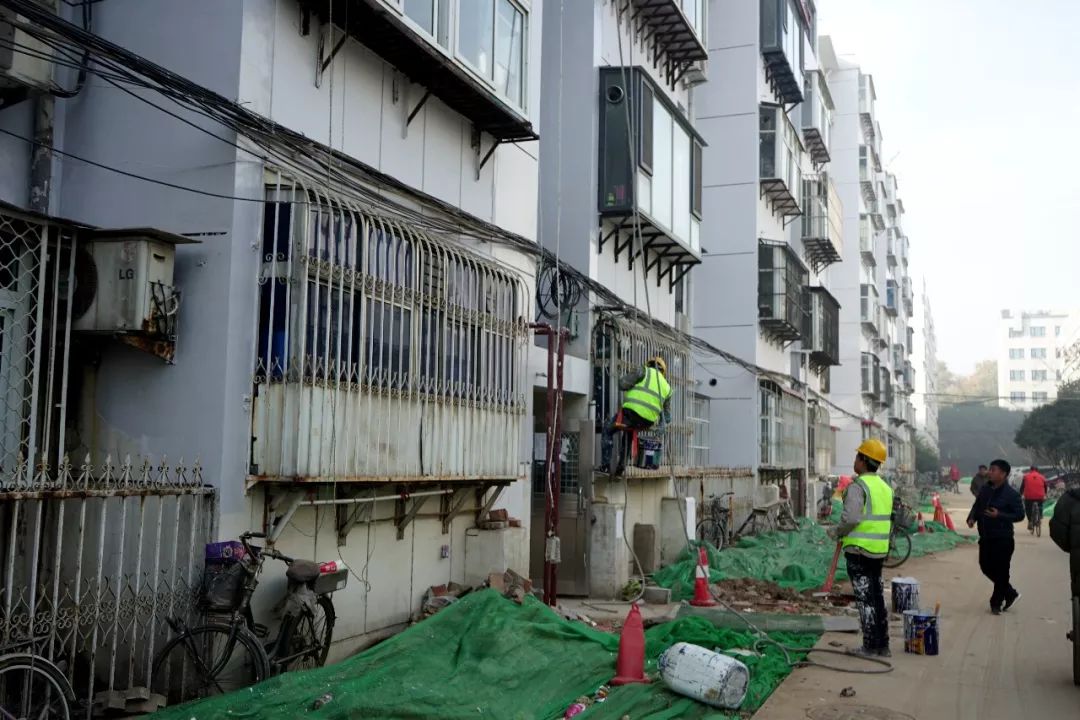 现场征求居民意见，河南漯河现场评审老旧小区改造项目