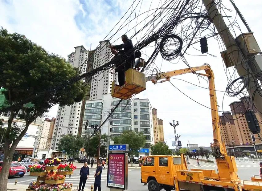 承德消除城市“蜘蛛网”，采取“逐楼剪除”的方式进行清理