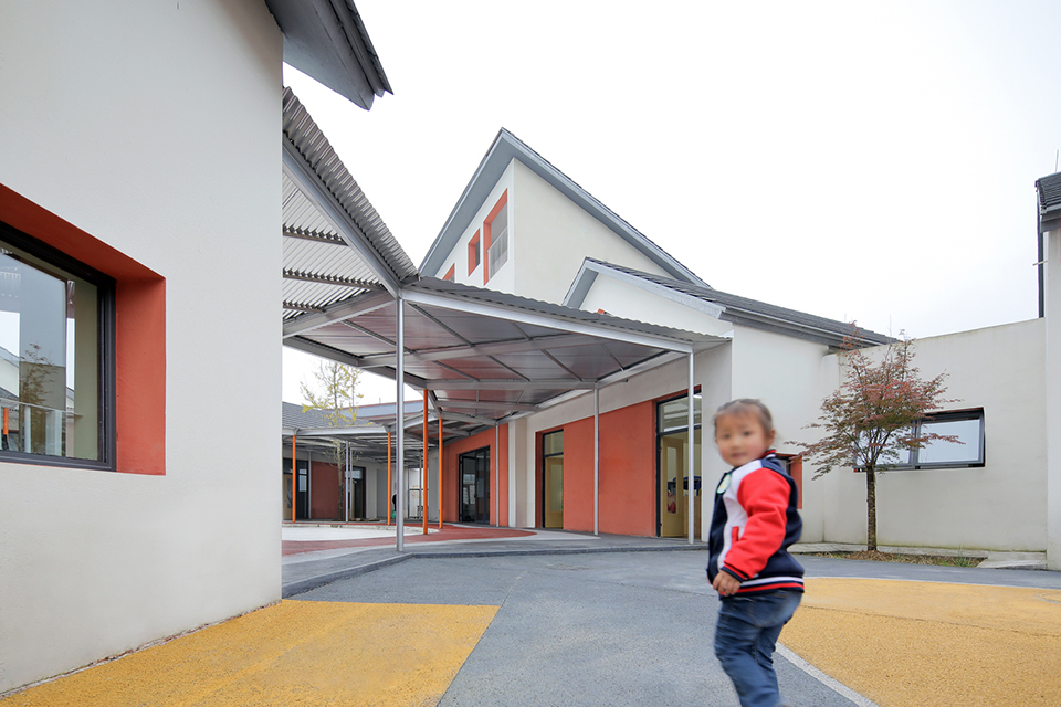 雅安大坪乡幼儿园，以“乡村原型屋”构建园内建筑空间