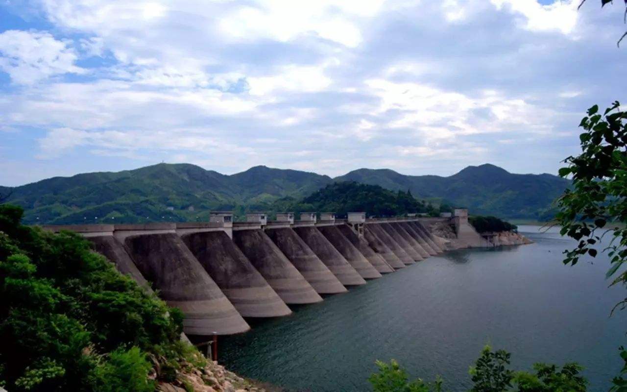 水工建筑物地基稳固很重要，它的地基基础的特点和施工要求