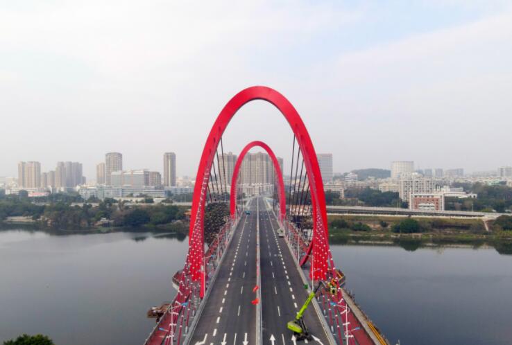 漳州芝山大桥建成试通车，“时空之门”造型犹如走在开启的时空隧道