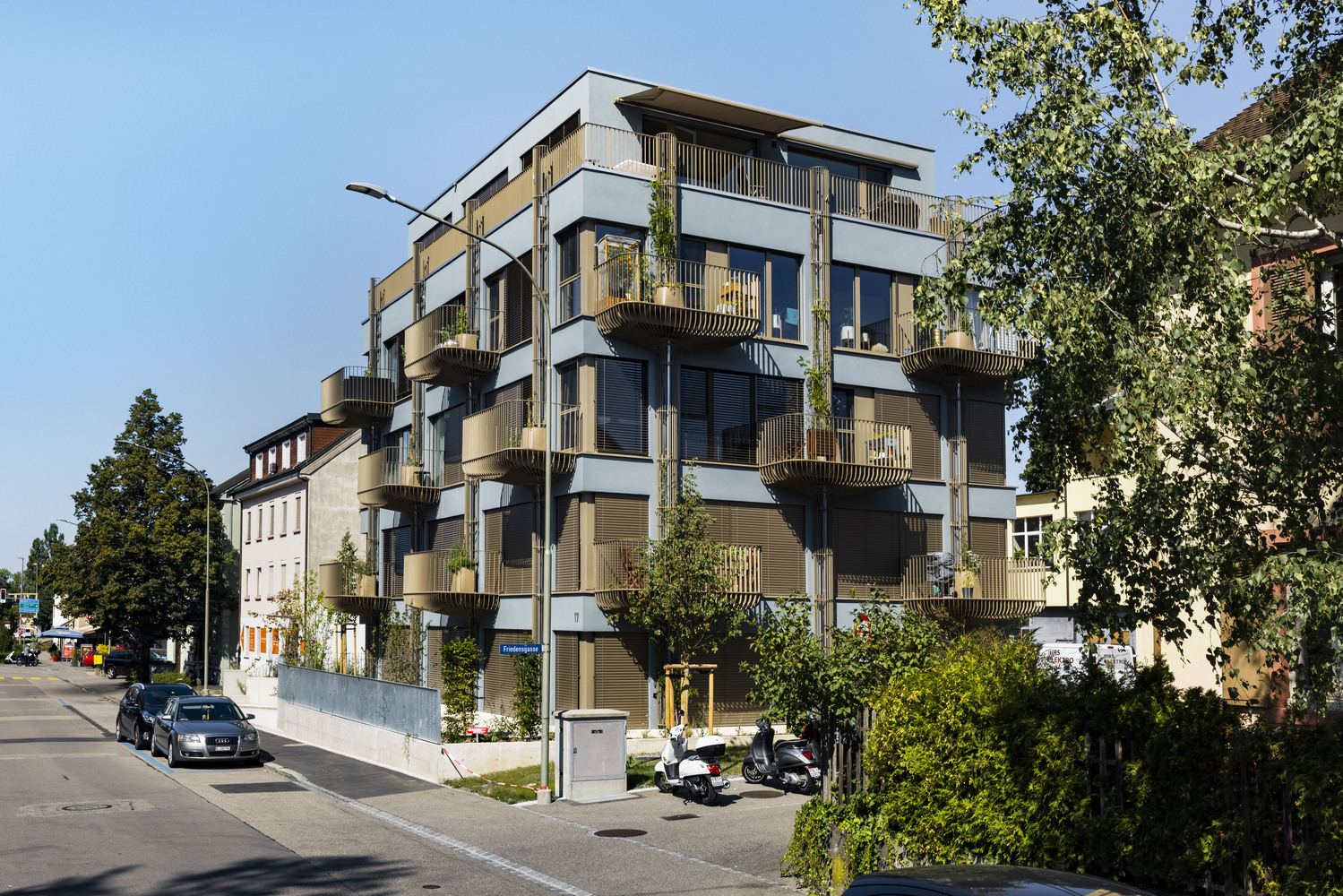 瑞士公寓的交错排列，每个阳台都有自己的地板排水系统