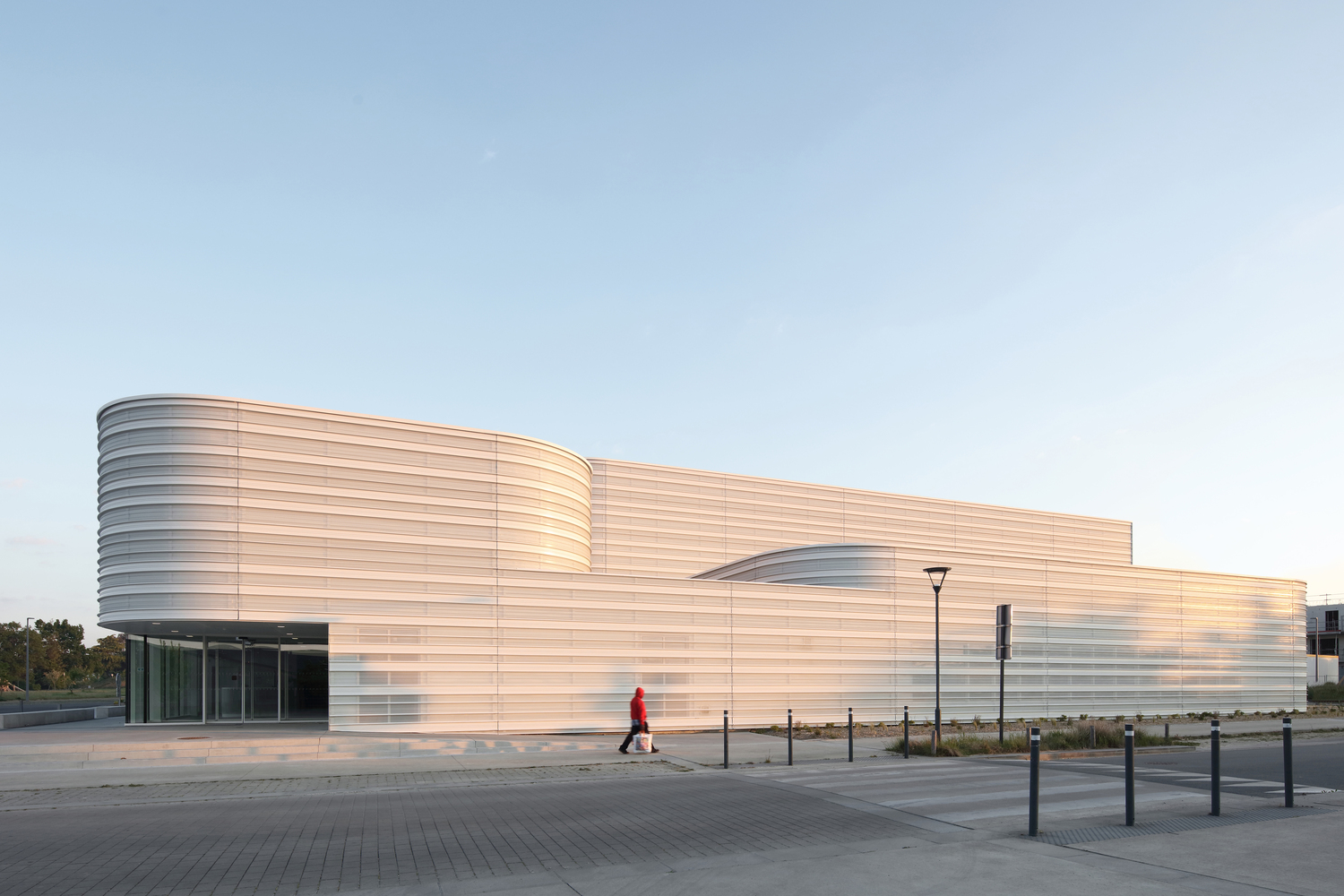 法国体育馆减少了建筑的垂直度，让主体与环境的关系更加和谐