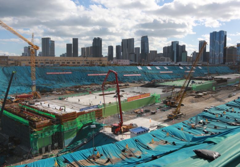 钢筋捆扎现场焊花飞舞，大连湾海底隧道建设忙