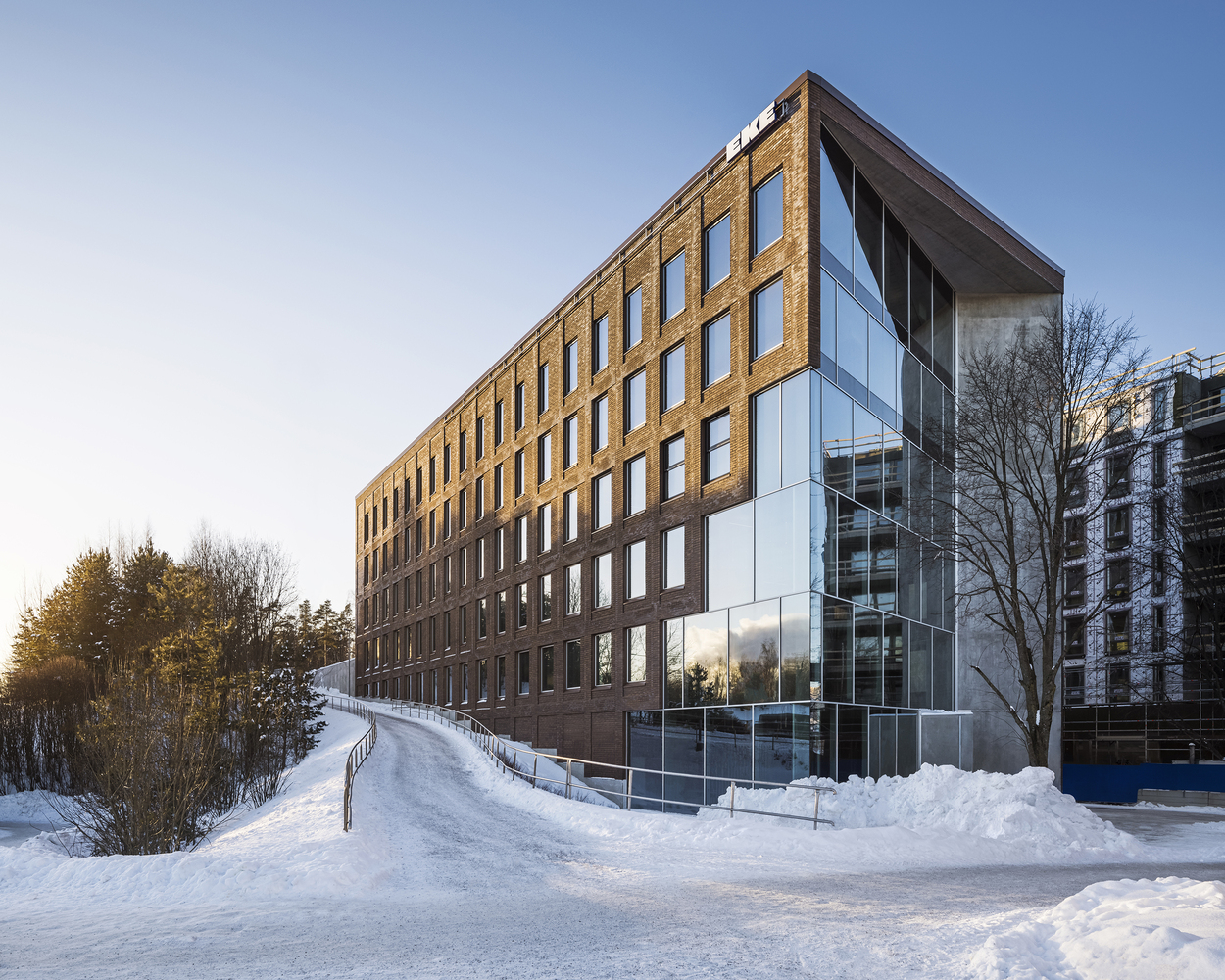 芬兰砖立面办公楼建筑，砖墙的浮雕表面让建筑有了层次感
