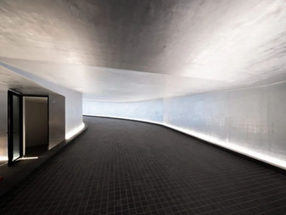 首尔ST松隐大厦，楔形形式和纹理混凝土表面成为亮点