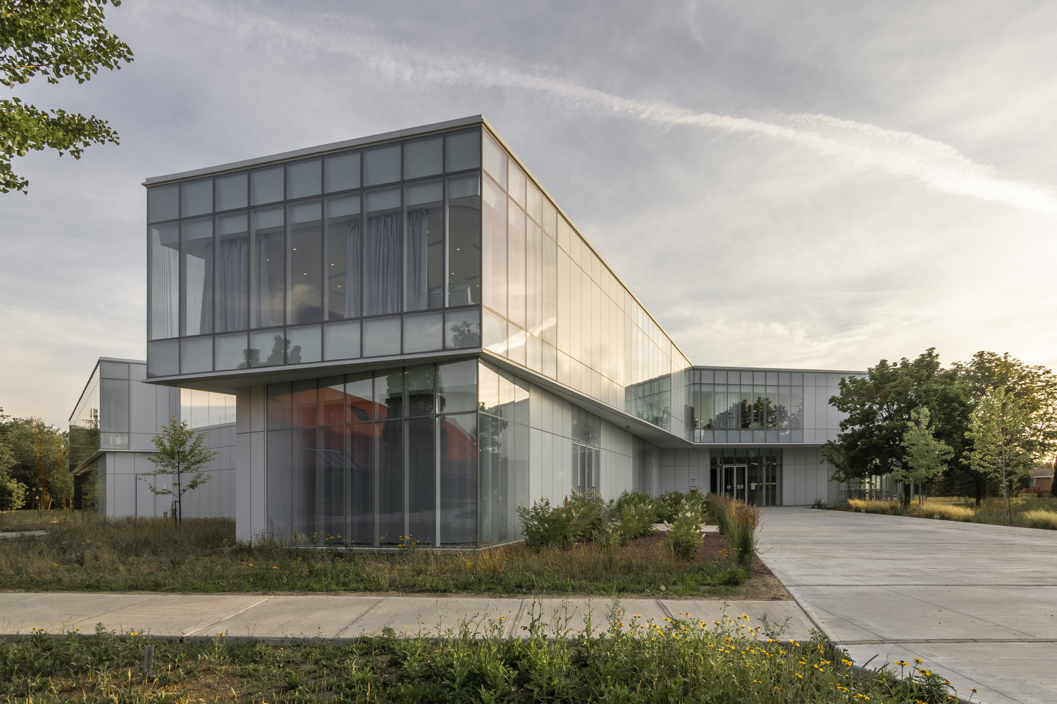 加拿大创新型图书馆，将公园和购物商场的概念融入建筑设计中