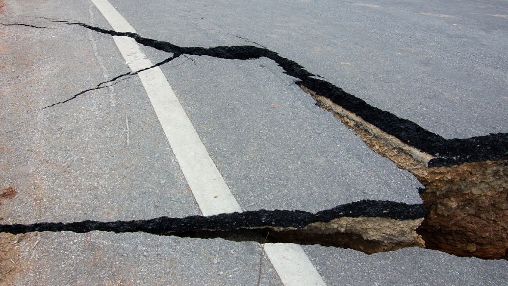 江西省德兴市及时修复各类破损路面，为道路“打补丁”